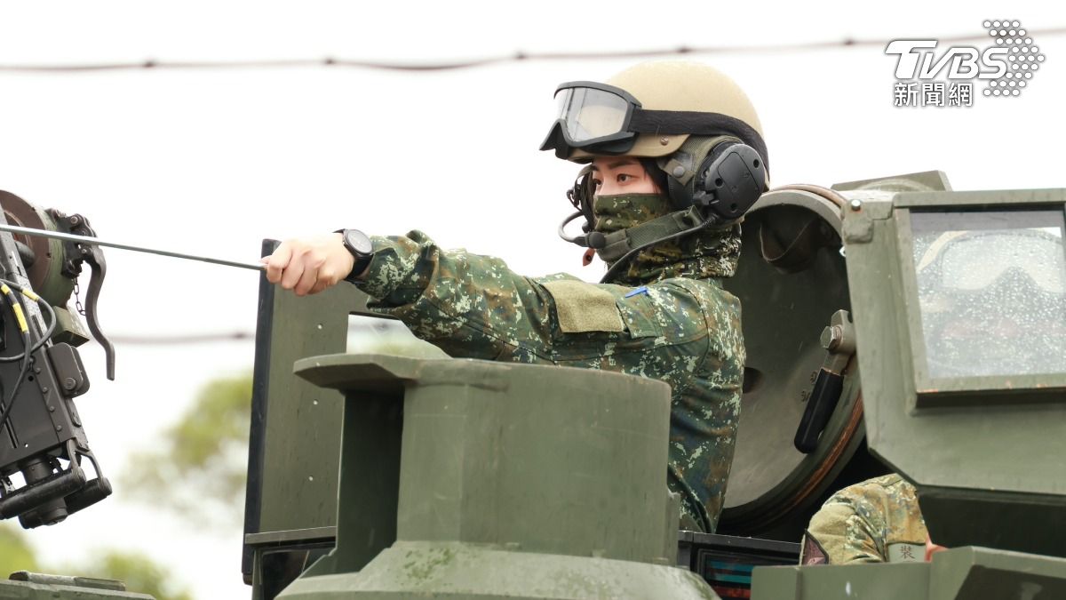 「地表最強戰車」M1A2T戰車今(10)日執行120公厘戰車砲實彈射擊。(圖/潘建樺攝)