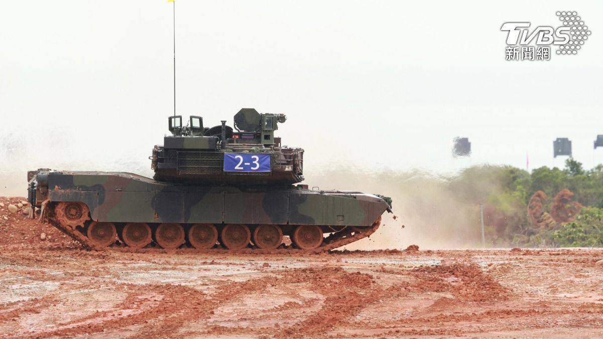 「地表最強戰車」M1A2T戰車今(10)日執行120公厘戰車砲實彈射擊。(圖/潘建樺攝)