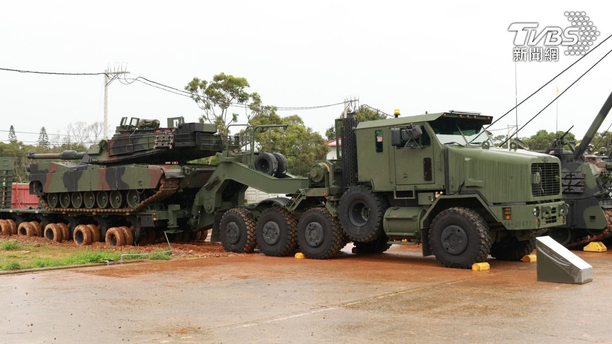 「地表最強戰車」M1A2T戰車今(10)日執行120公厘戰車砲實彈射擊。(圖/潘建樺攝)