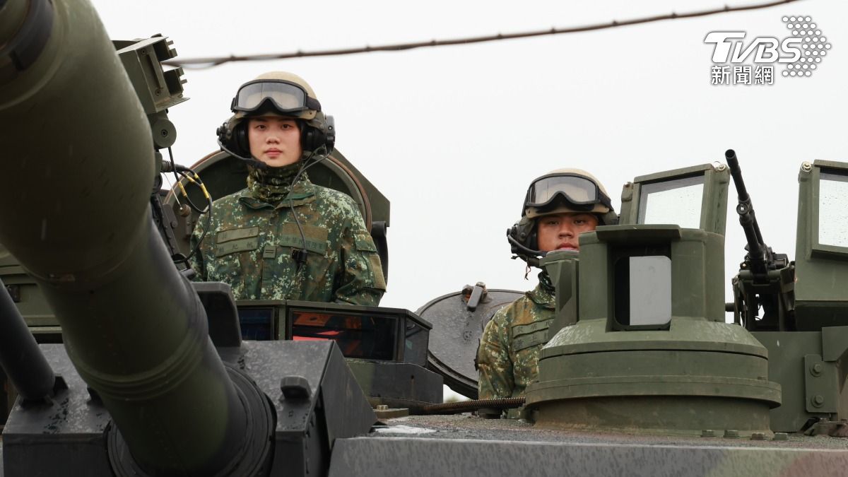 「地表最強戰車」M1A2T戰車今(10)日執行120公厘戰車砲實彈射擊,官兵執行任務期間全神貫注。(圖/潘建樺攝)