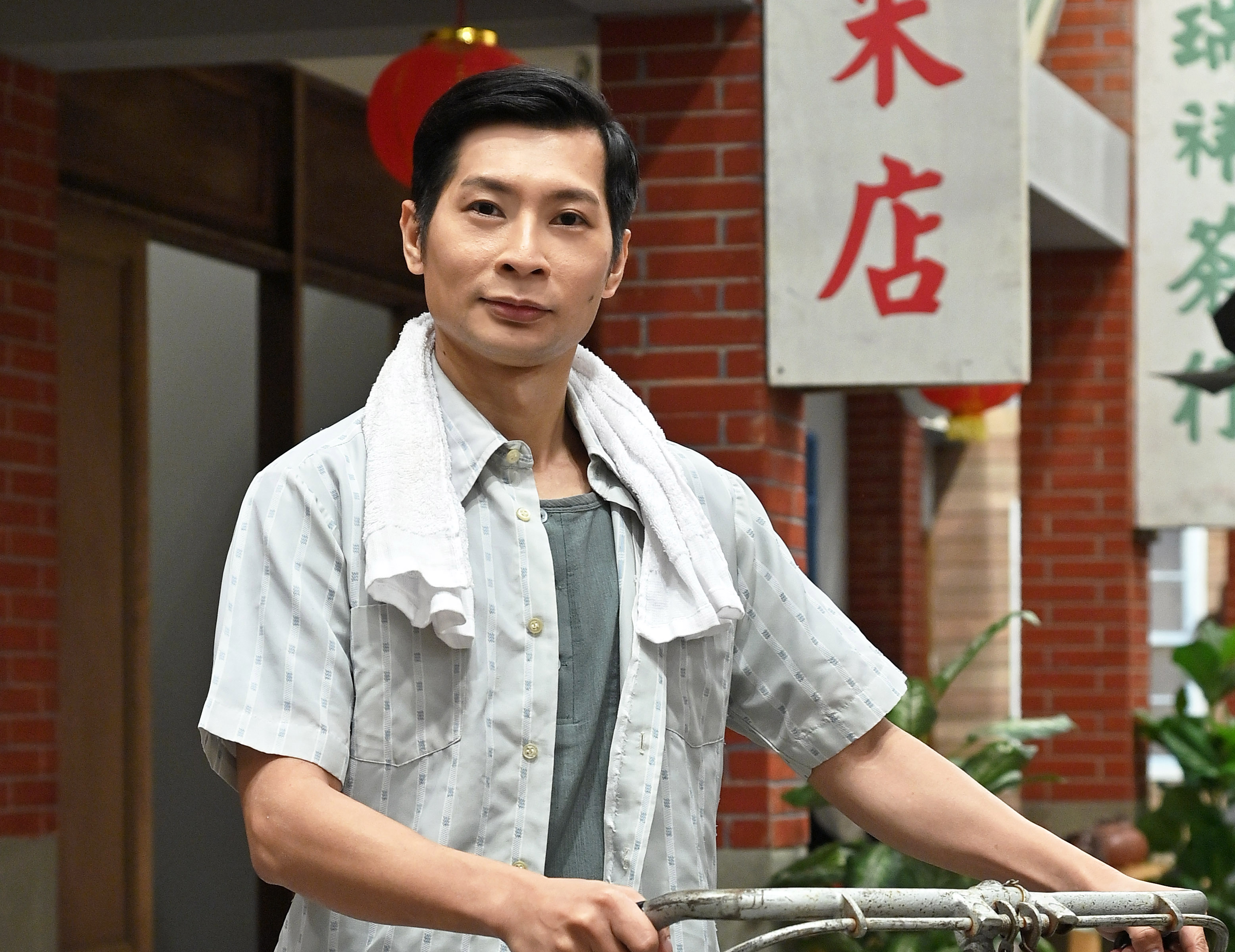 逸祥劇中飾演米頭，角色猶如社區八卦站。（圖／台視提供）