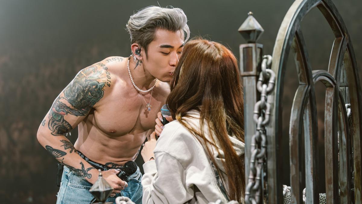 Tyson Yoshi在演唱會上親吻老婆放閃。（圖／想不到音樂工作室提供）