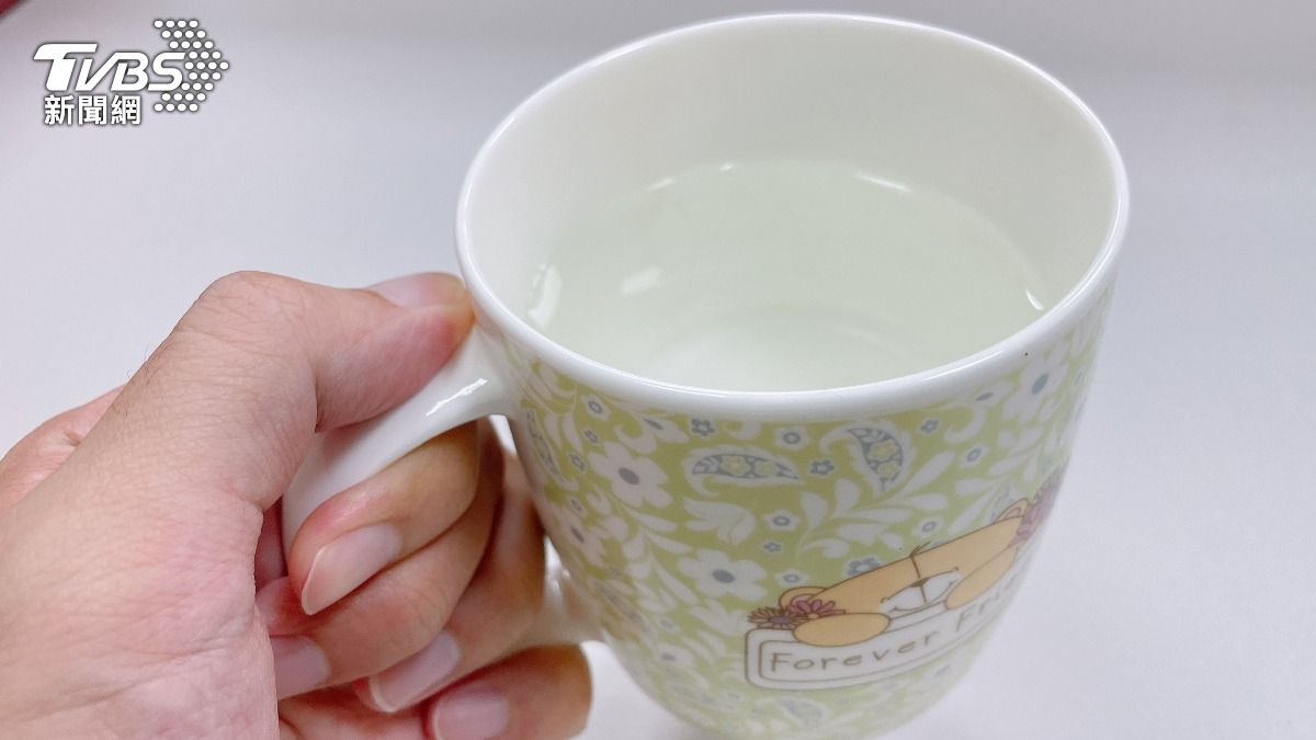 每天該喝多少水？醫師教你算 (圖/TVBS)