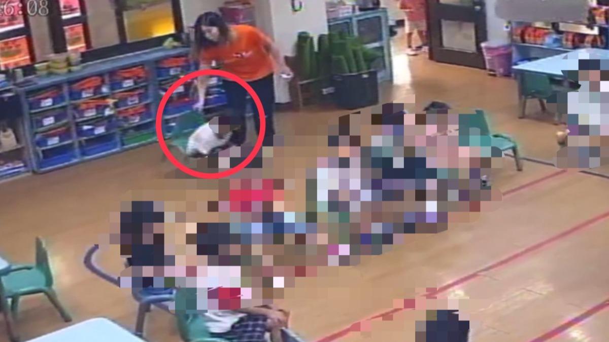 女職員故意抽走男童的椅子,導致男童屁股著地重摔。(圖/高雄市議員李雅慧提供)