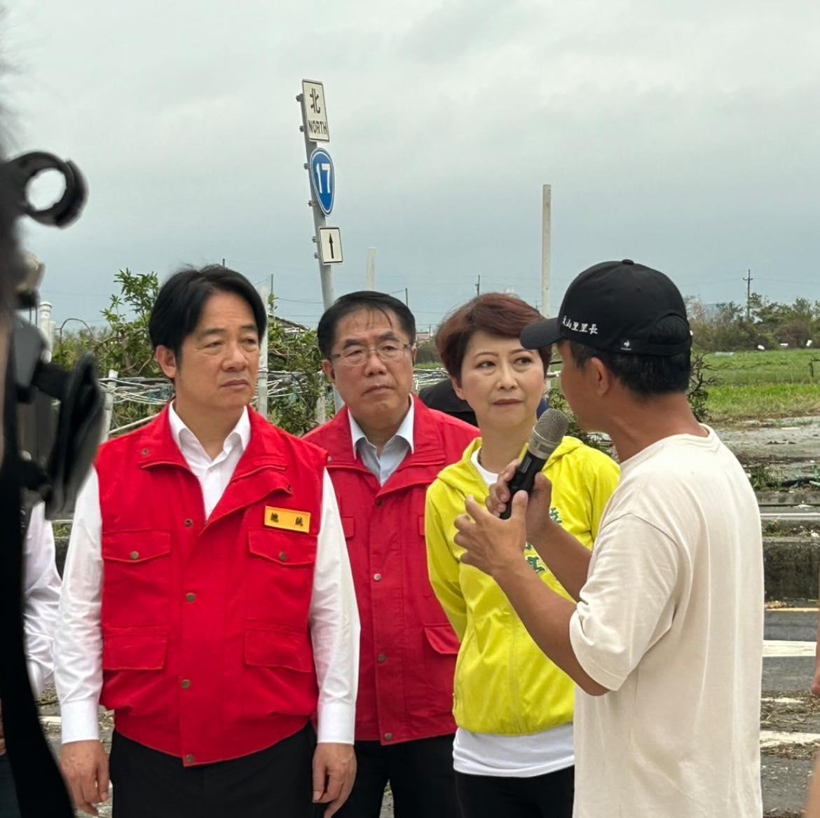 陳亭妃的勘災照中也完全沒有林俊憲。(圖/翻攝自陳亭妃臉書)