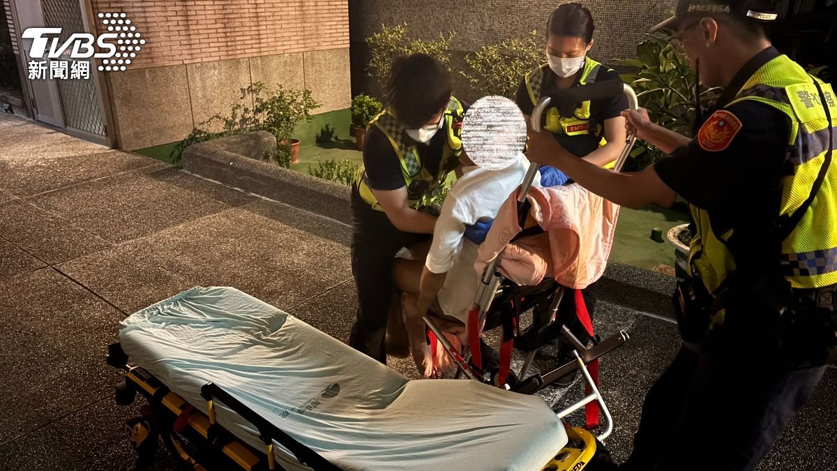 警消合力搬運椅子,將詹翁從三樓抬下,再平移至一樓送醫。(圖/TVBS)