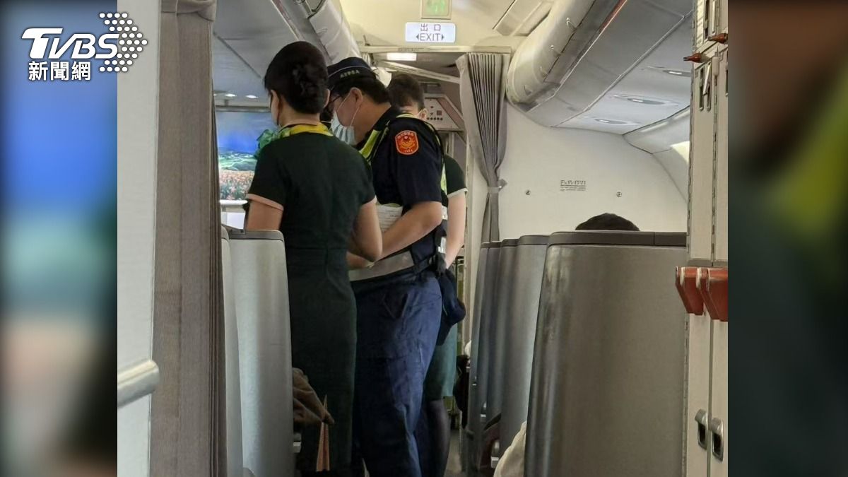 坐商務艙的男乘客也因機上抽電子煙被要求下飛機。（圖／民眾提供）
