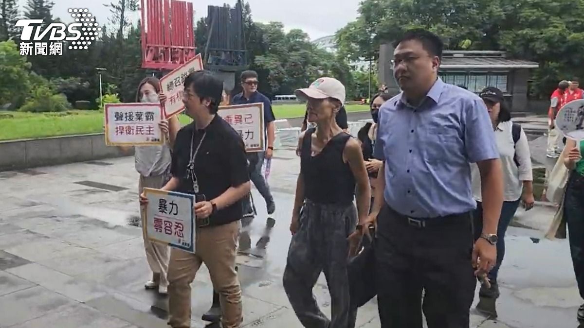 今日葉春蓮以被害人身分出庭,現場有公民團體集結聲援。(圖/TVBS)