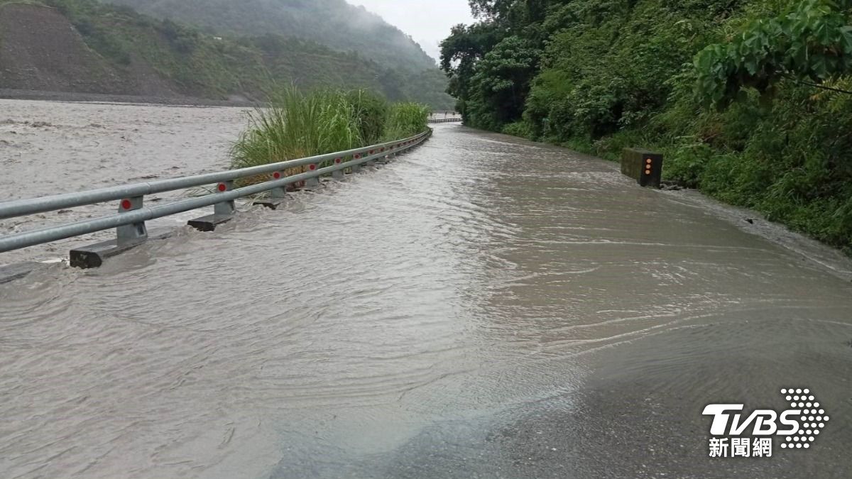 高雄山區暴雨「土石流紅色警戒」 荖濃溪暴漲阻斷道路