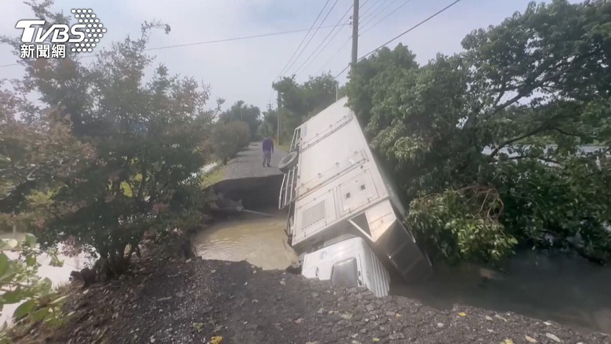 連日大雨襲台！彰化3.5米天坑吞車　台中一處路基遭掏空搶修中。(圖／民眾提供)