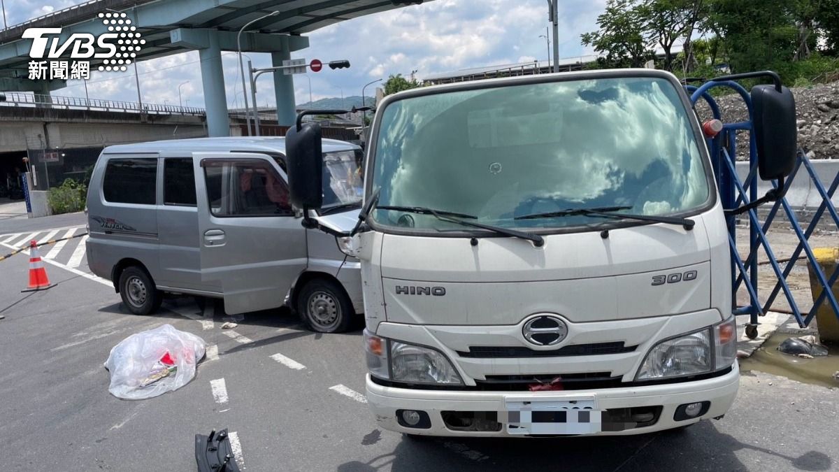 廂型車出涵洞撞上工程車。(圖/TVBS)