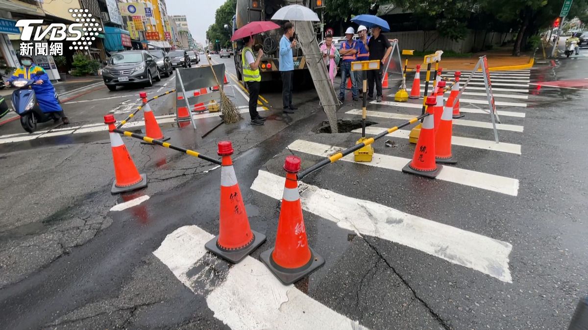 西屯路現1米天坑　路基掏空灌漿填不滿。(圖／民眾提供)