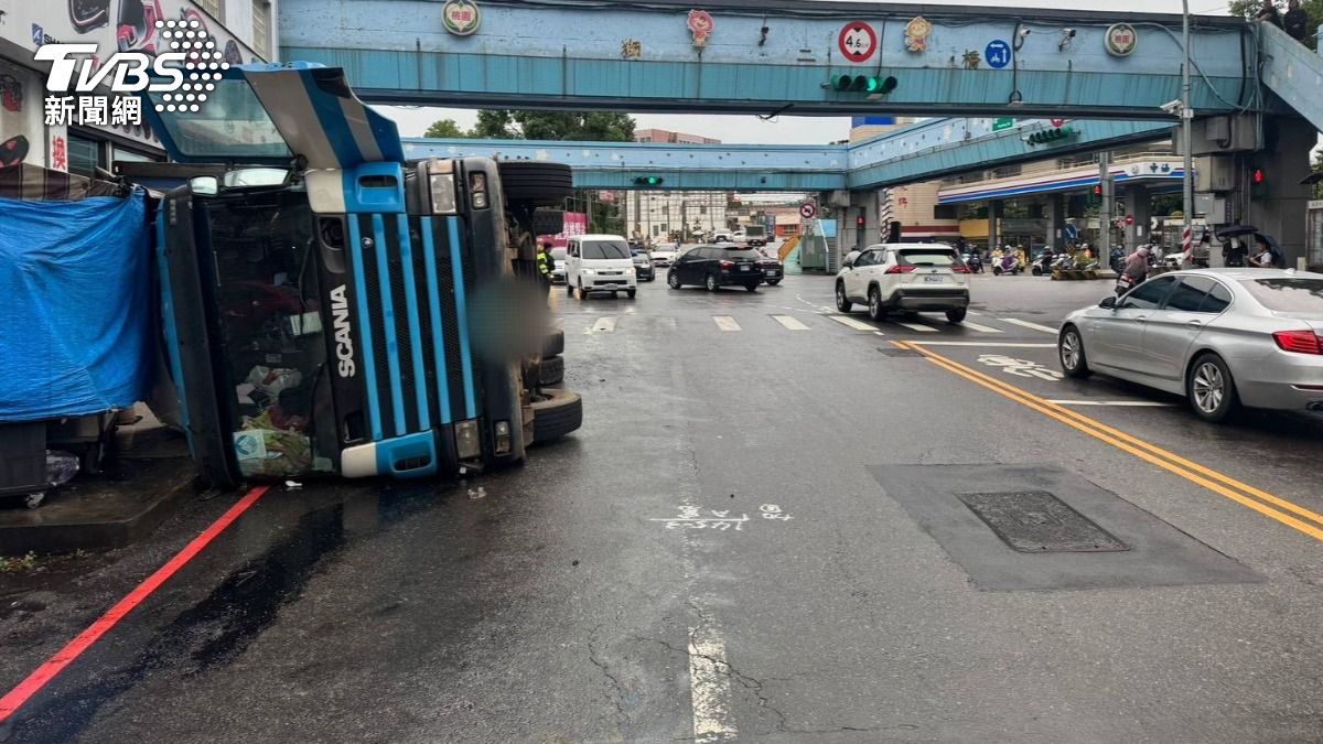 大貨車駕駛過彎時疑操作不當，整輛翻覆至店家門口。（圖／TVBS）