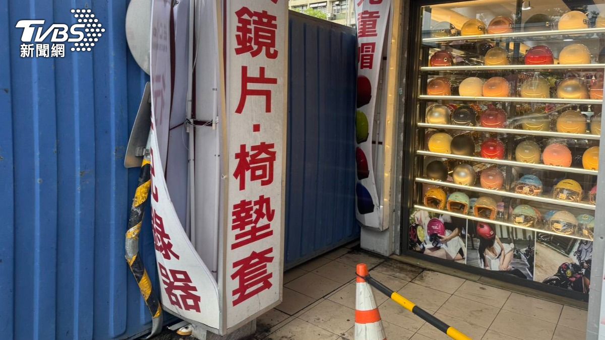 當時店家前本來有攤販擺攤，所幸攤販公休未營業。（圖／TVBS）