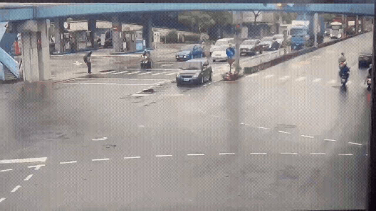一輛大貨車駕駛疑似操作不當，過彎失控側翻。（圖／TVBS）