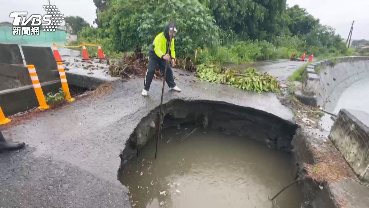 彰化埔心防汛道路突現3.5米天坑 專家：地下管線惹禍。(圖／民眾提供)