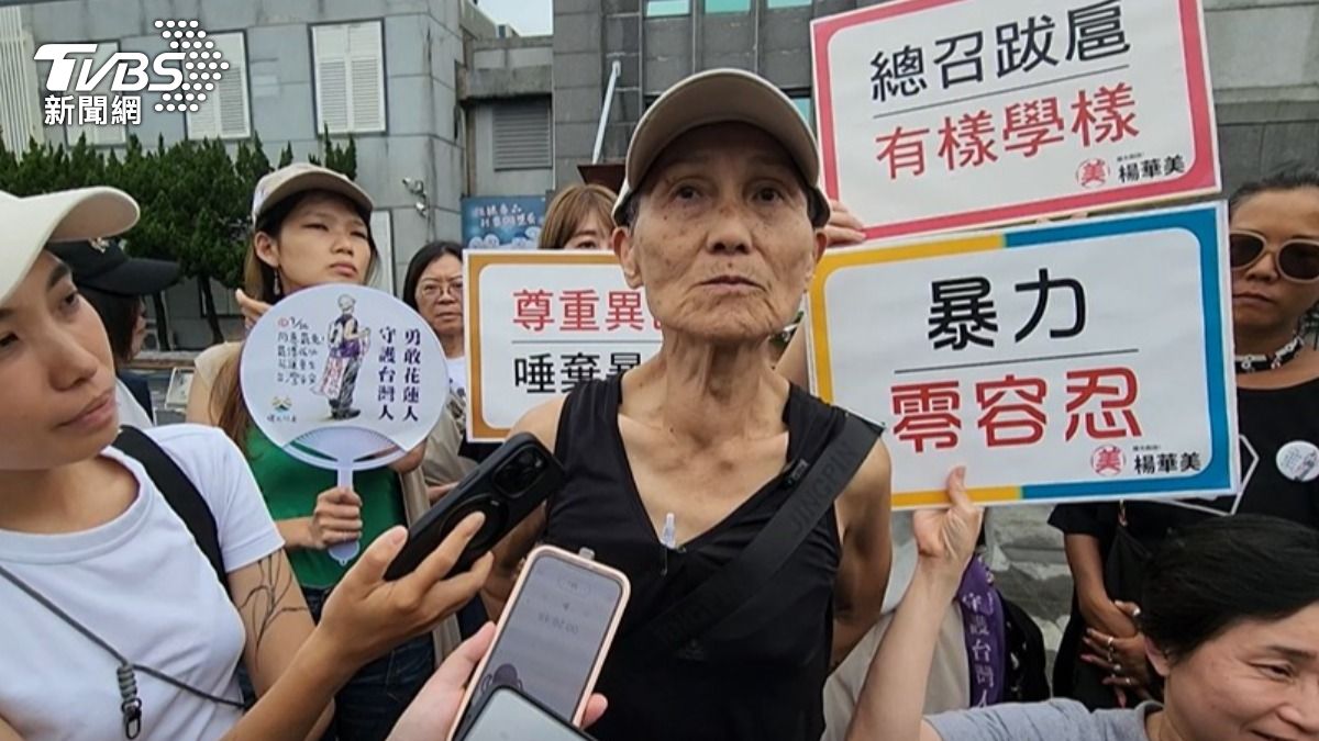 「葉霸」葉春蓮今(10)首度以被害人身分出庭。(圖/TVBS)