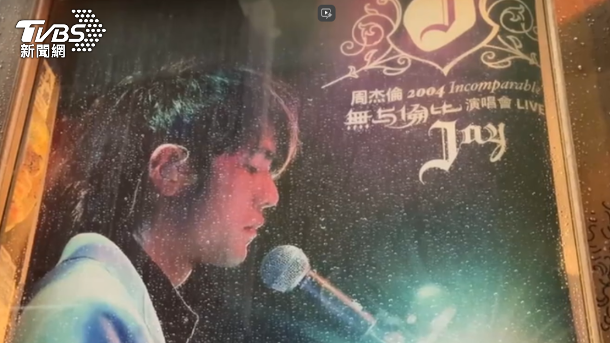 深圳一家周杰倫主題空間，門口貼滿演唱會海報與專輯封面。（圖／TVBS）