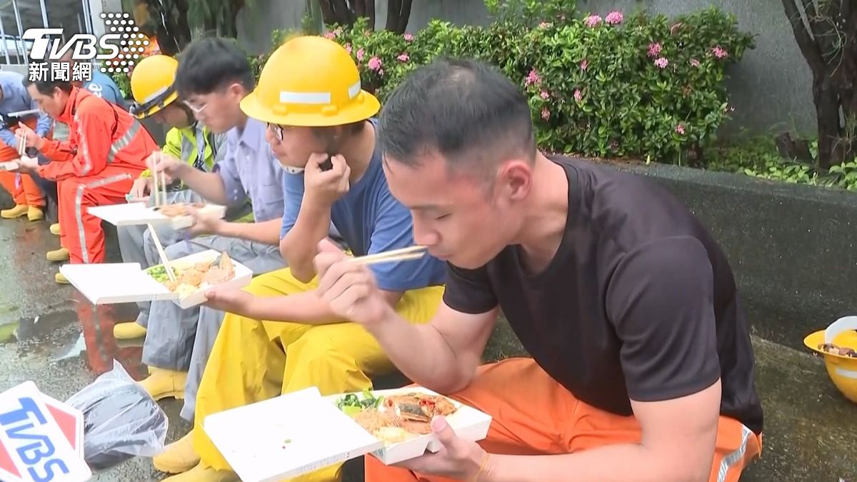 台電人員中午時間短暫休息,迅速吃完便當繼續上工。(圖/TVBS)