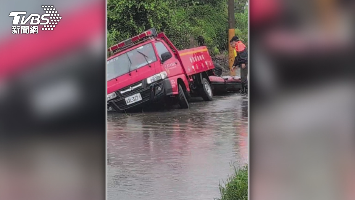 消防器材車整輛車翹一邊,車輪卡在水溝動彈不得。(圖/TVBS)