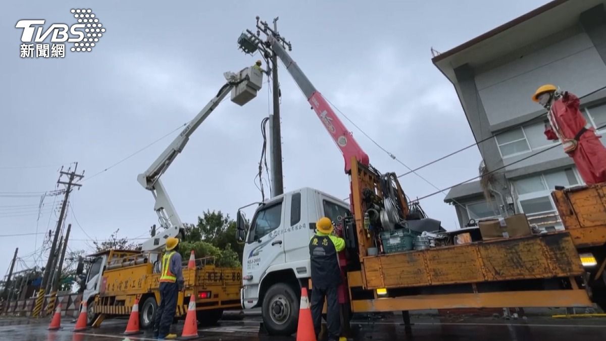 台電全力搶修,力拚復電。(圖/TVBS)