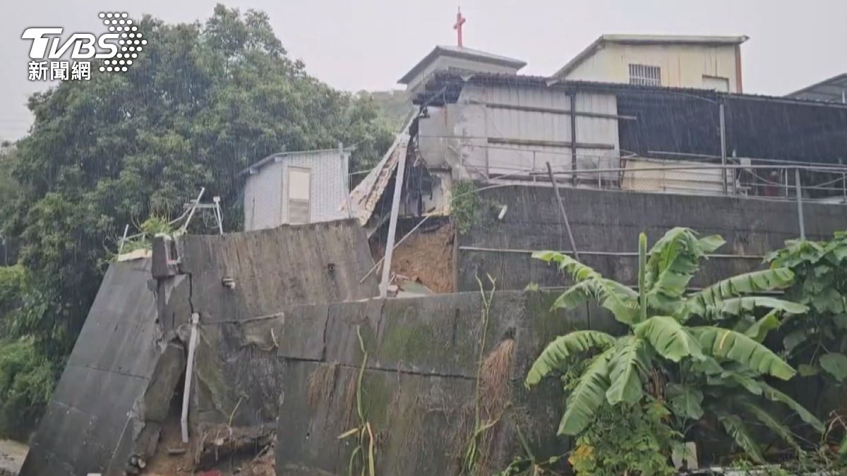 教會下民宅擋土牆崩塌，民宅「搖搖欲墜」。（圖／TVBS）