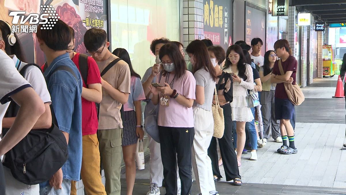 信義區平日觀影人潮已出現人龍。(圖/TVBS)