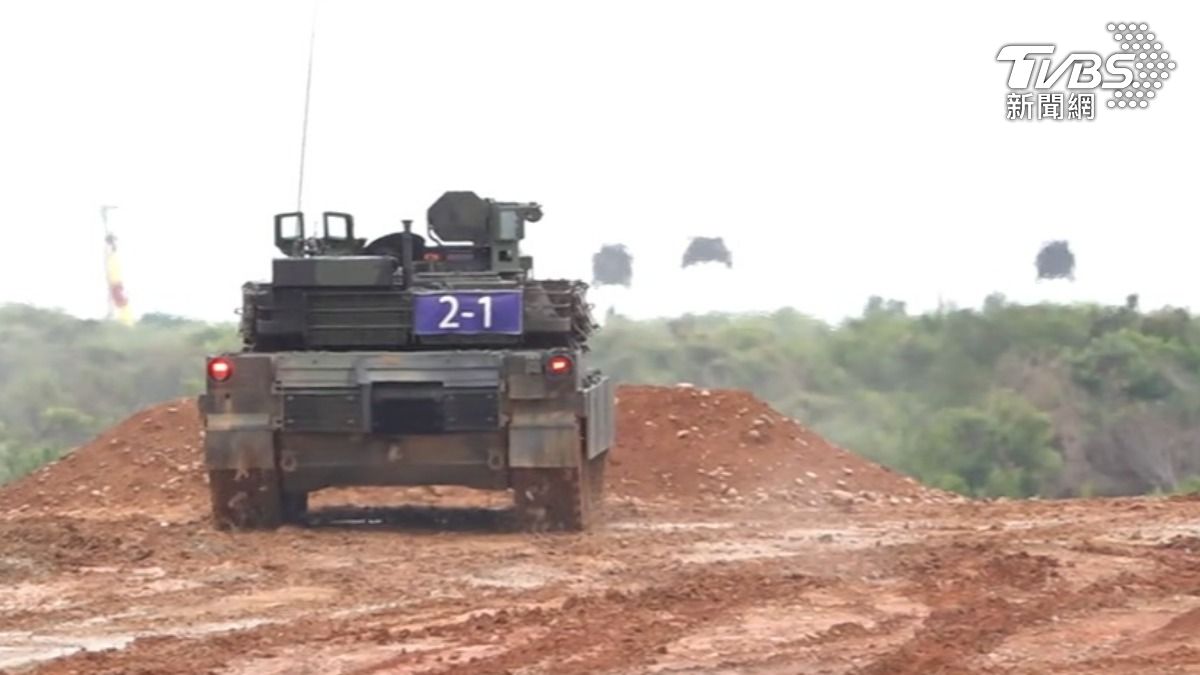 陸軍新式裝備「M1A2T」戰車7月10日首次進行公開實彈射擊。（圖／TVBS）