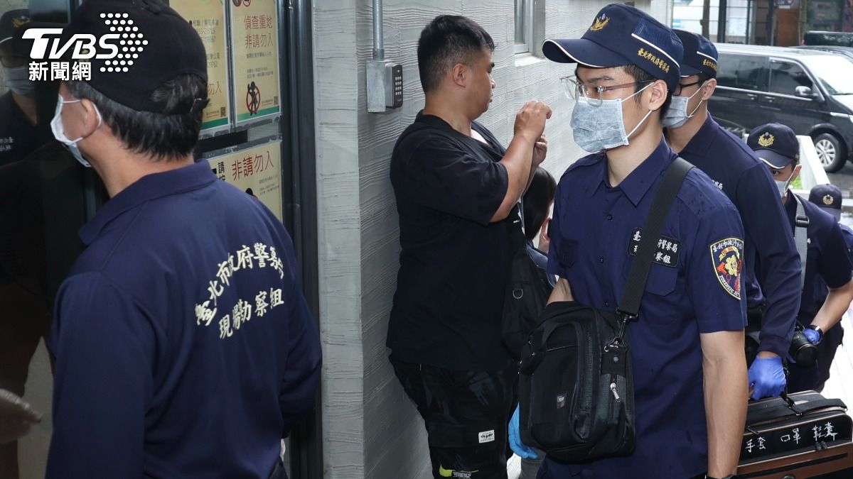 鑑識小組進入相驗。(圖/華子琛攝)