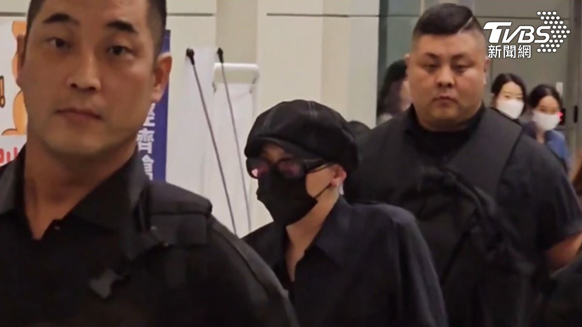 GD一身黑仍擋不住王者風範。(圖/TVBS)