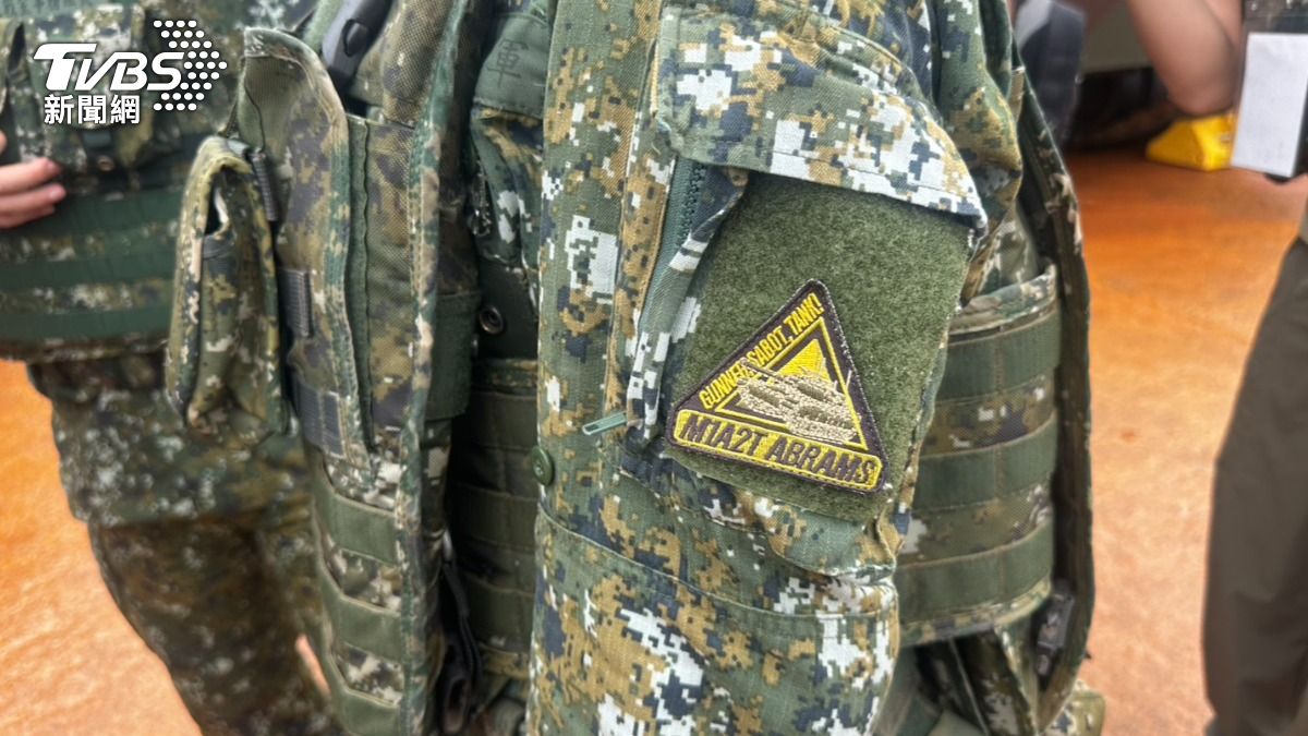 M1A2T首實彈射擊官兵臂章搶眼！ 親揭：赴美受訓師資認證