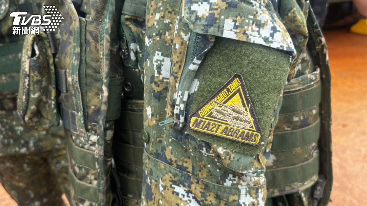 M1A2T官兵的臂章很搶眼，官兵更親自揭露這是她赴美受訓師資認證。（圖／TVBS）