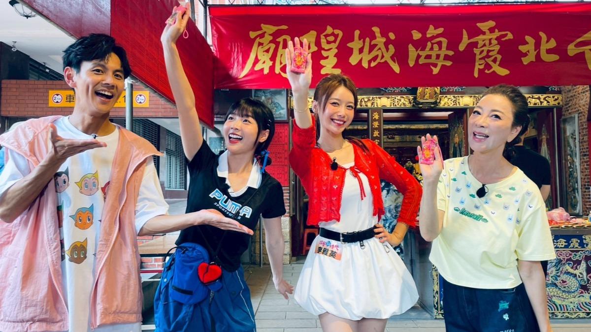 主持群帶李雅英去拜月老。(圖/民視提供)