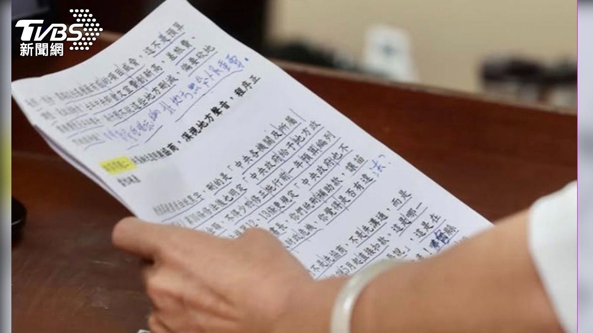 媒體人李正皓曝光民眾黨立委麥玉珍質詢手稿。(圖/李正皓)