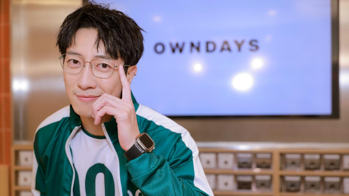 張哲偉眼鏡當作時尚單品。（圖／OWNDAYS提供）