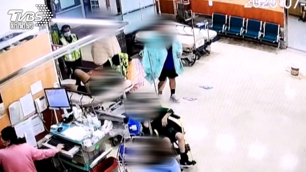 抵達醫院後，部分傷者需依靠輪椅行動，有些則只能躺在病床上等待治療。（圖／TVBS）