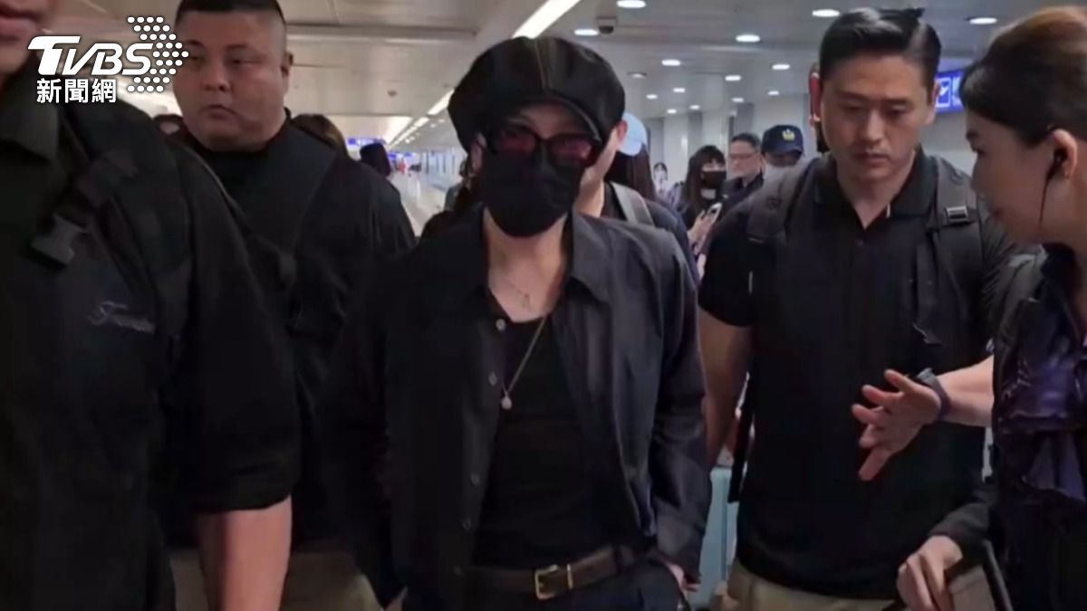 快訊/GD到台灣了!親切揮手點頭 「粉絲擠爆關內」場面超壯觀