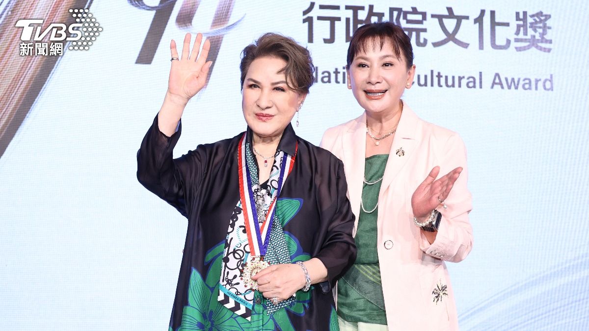 楊麗花現身頒獎典禮,愛徒陳亞蘭陪同出席,為恩師獻花。(圖/TVBS)