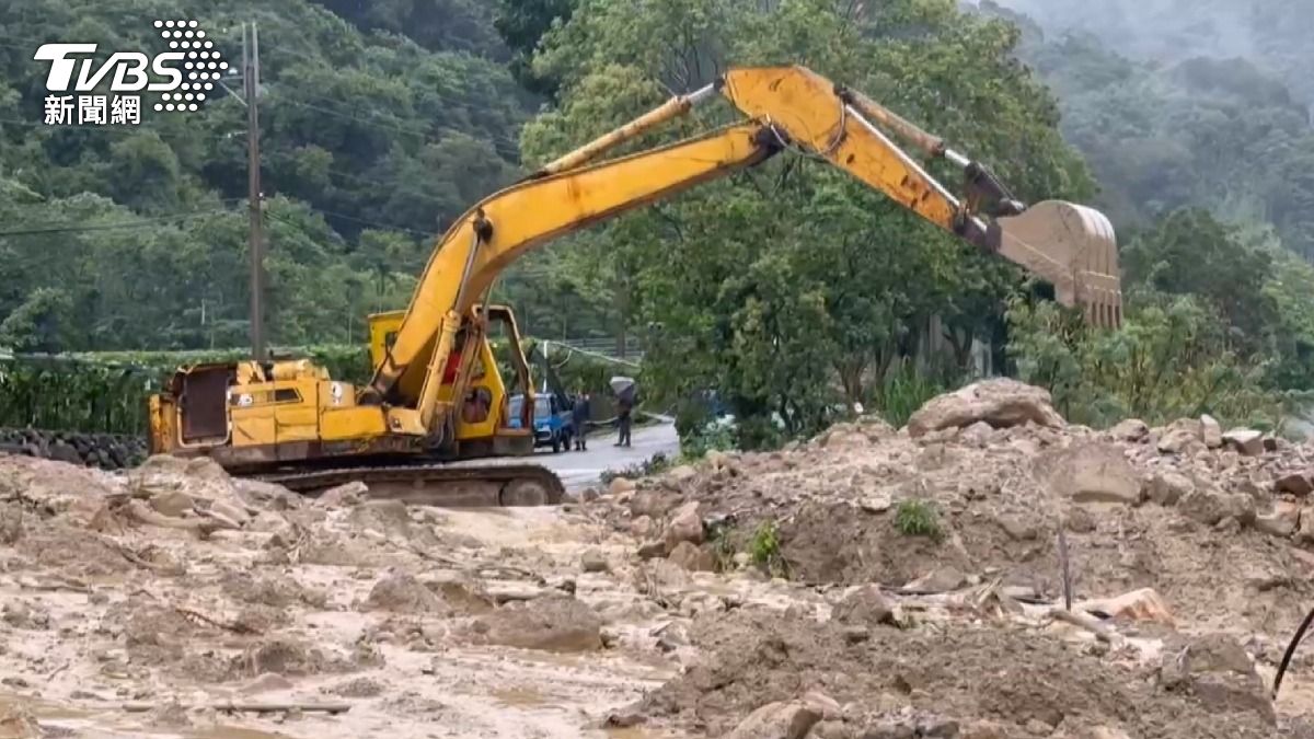 一部挖土機受困泥流,另一部機具持續來做搶通。(圖/TVBS)