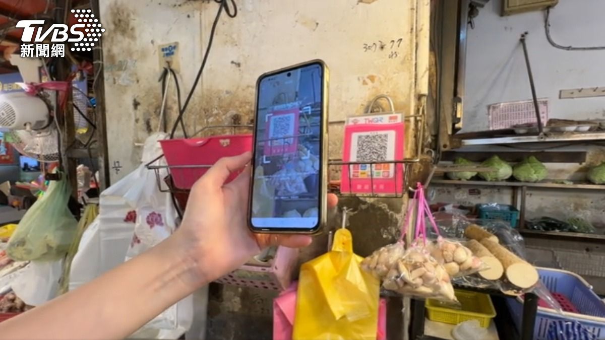 基隆有市場攤商收到政府發的意願書,上面寫不裝電子支付設備恐影響攤位承租權。(圖/TVBS)