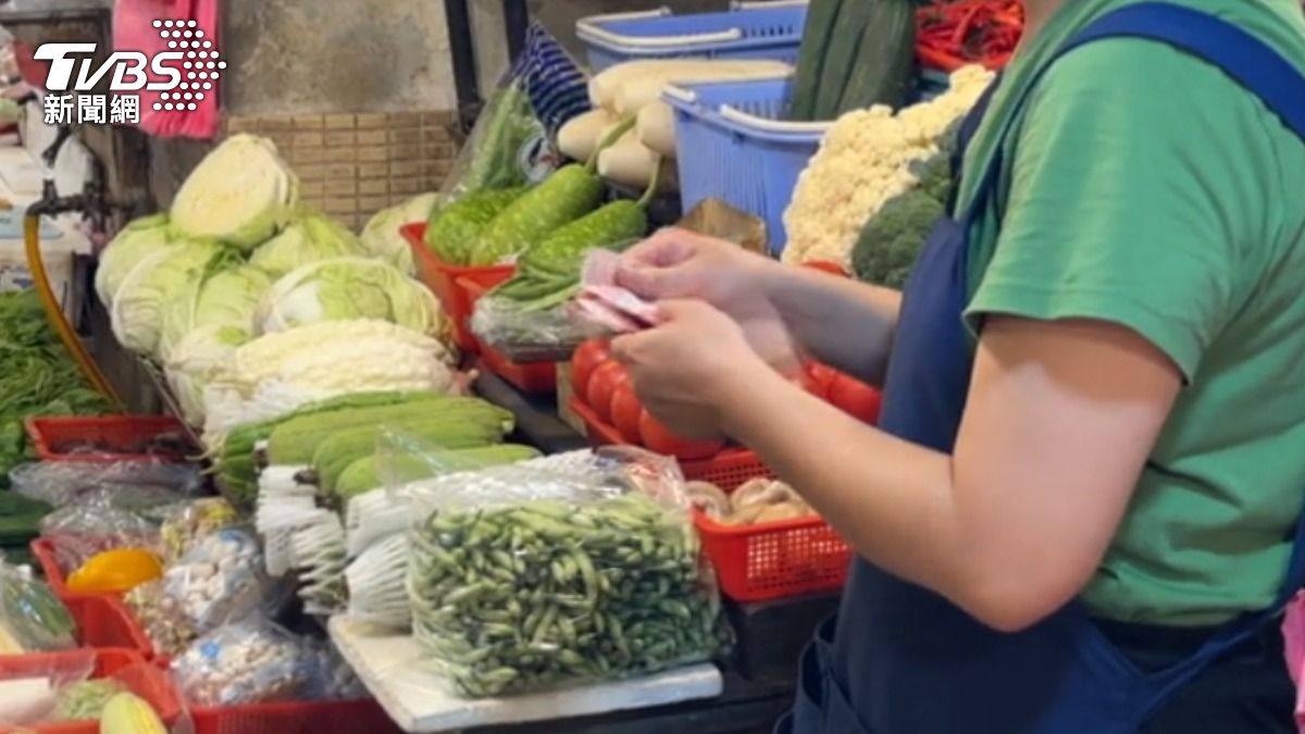 基隆市場攤商習慣一手交錢一手交貨。(圖/TVBS)