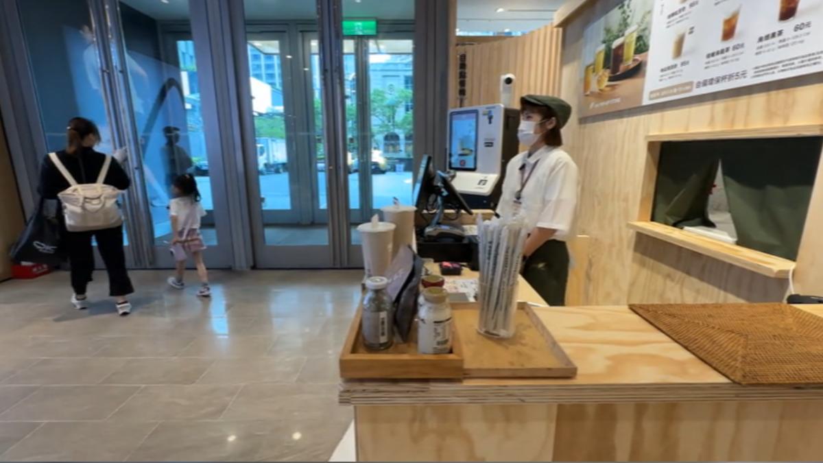 無印良品手搖飲店,裝潢結合台灣和茶葉意象,文青感十足。(圖/TVBS)