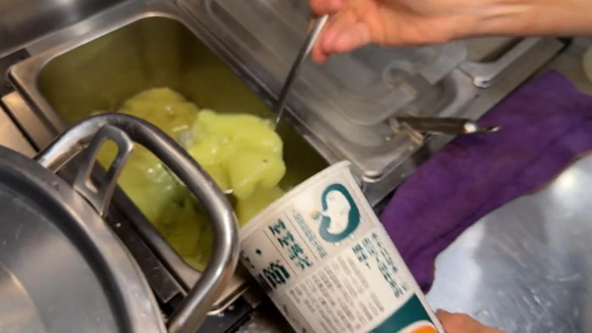 烏弄推出開心果口味茶飲,吸引手搖飲控。(圖/TVBS)