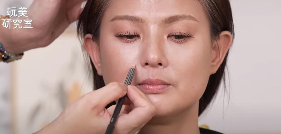 用遮瑕筆由上往下「填平」陰影。(圖/翻攝自YT@TVBS女人我最大)