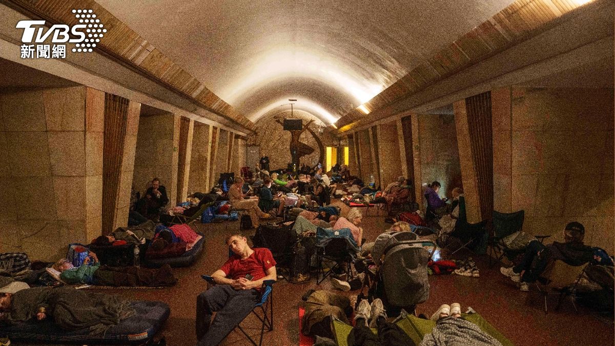 俄羅斯10號再度出動上百架無人機襲擊烏克蘭各地，烏克蘭首都基輔居民於地鐵站內避難畫面。（圖／達志影像美聯社）