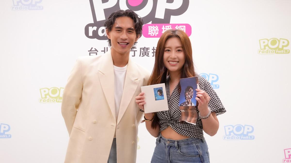 主持人Emily(右)大讚柏霖拍MV時連手指頭都有戲。(圖/Pop Radio提供)