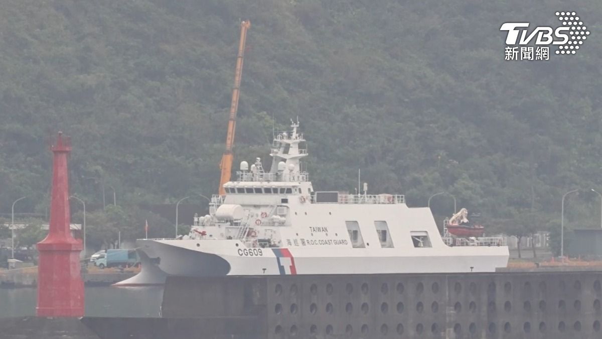 海巡安平級巡防艦的萬里艦,在7/10進行平戰轉換,裝掛雄二反艦飛彈。(圖/TVBS)