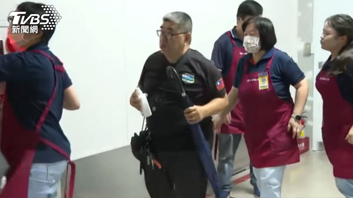 國內知名連鎖賣場,也異地同時進行了防空避難疏散演練。(圖/TVBS)