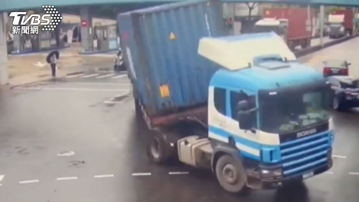 大貨車十字路口突翻覆,駕駛受困。(圖/TVBS)