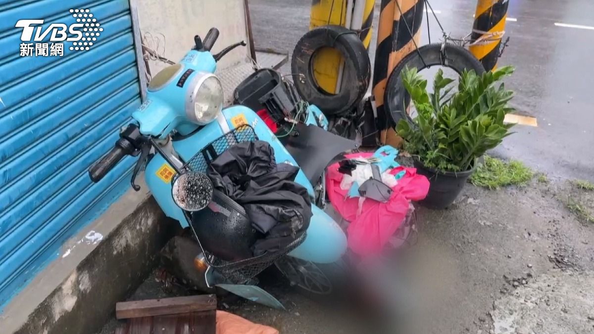 微型電動機車車身爆開,整輛解體。(圖/TVBS)